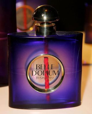 http://a4.idata.over-blog.com/320x395/1/35/49/41/divers/Bis/Pub/433823-la-bouteille-du-parfum-belle-d-opium-637x0-3-2.JPG